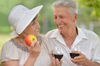 GLANSBILDE: Vin er blitt et symbol på det gode liv. Det kan være noe av forklaringen til at alkoholkonsumet har økt markant blant eldre. (Illustrasjonsfoto: Colourbox
