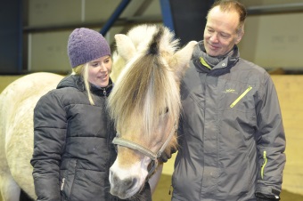HESTE-ELSKERE: – Du må være genuint interessert i hest hvis du skal jobbe med hesteassistert behandling, understreker Marie Christoffersen og Sveinung Skårset. (Foto: Frøy Lode Wiig)