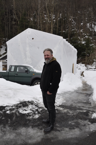 Lars Faksevåg foran et utendørs hvitt telt