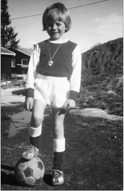 Svart/hvitt bilde av Geir som liten gutt i Arsenal-drakt