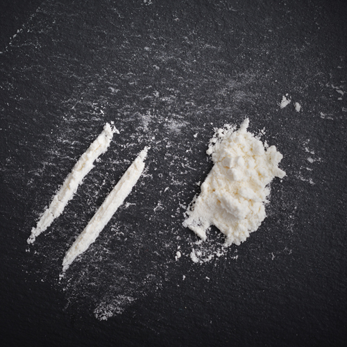 To striper kokain på svart bakgrunn (foto: Colourbox)