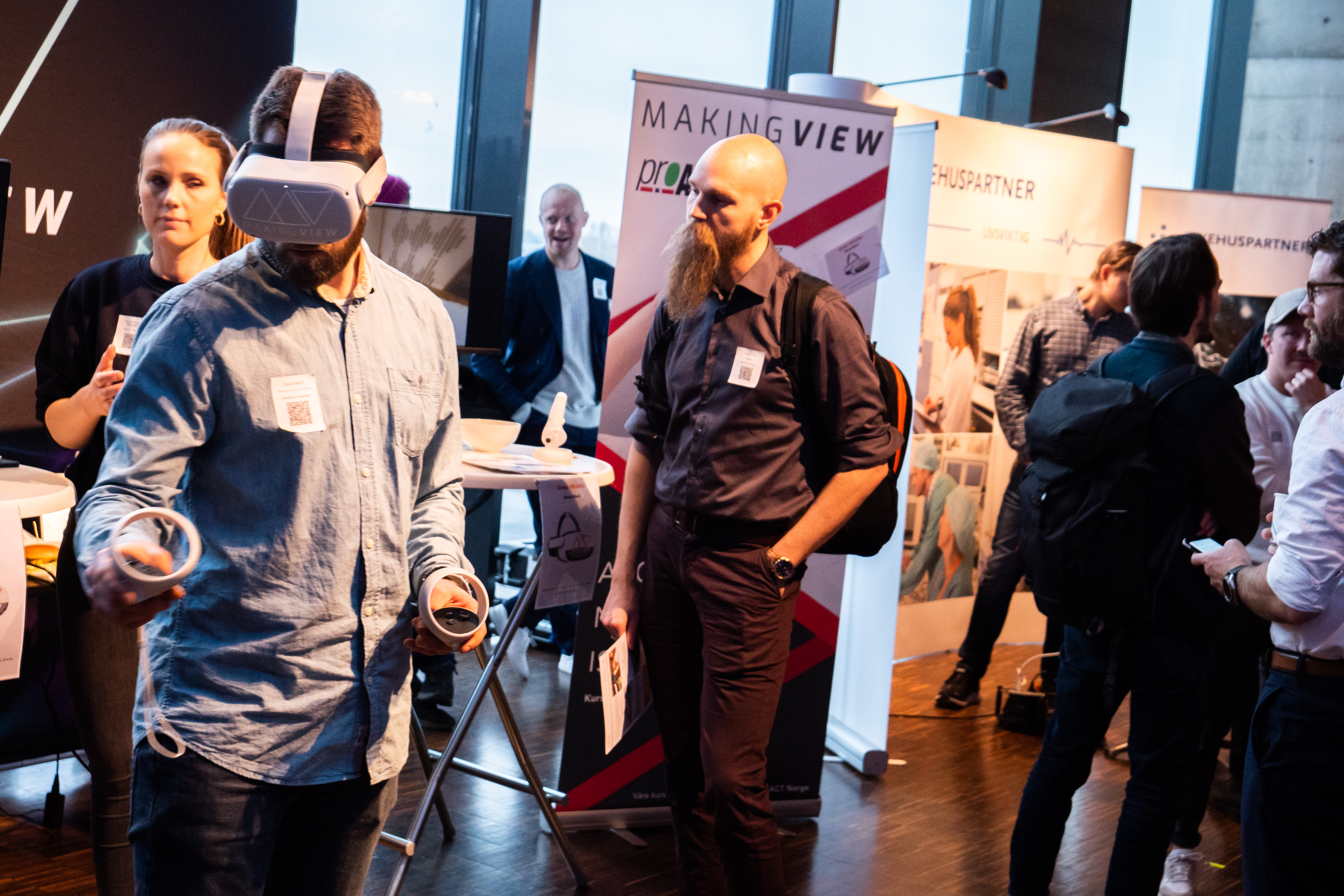 En mann tester ut VR-briller under Nordic VR Forum