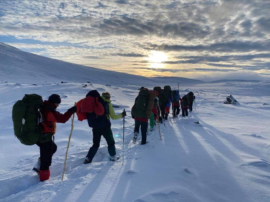 En gruppe på tur i snøen