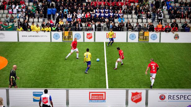 Bilde av en gatefotballkamp mellom norske og brasilianske spillere.
